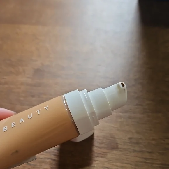 FENTY BEAUTY PRO Filt'r Hydrating Longwear Foundation 320 - Picture 3 of 4